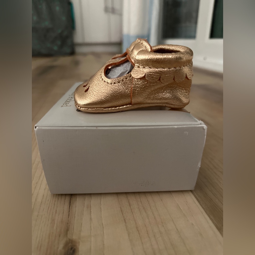Freshly Picked rose gold “t” strap Mary Janes size 1 - Picture 3 of 5